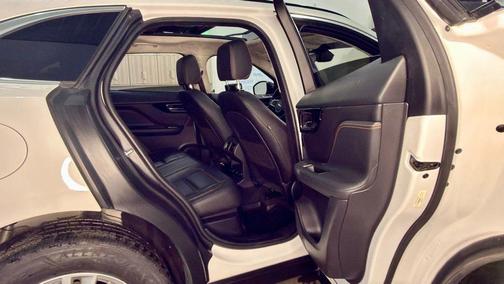 2019 Jaguar F-PACE 30t Prestige AWD 4dr SUV