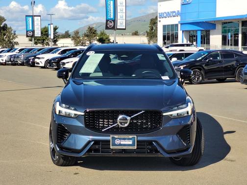 2022 Volvo XC60 Recharge Plug-In Hybrid T8 R-Design
