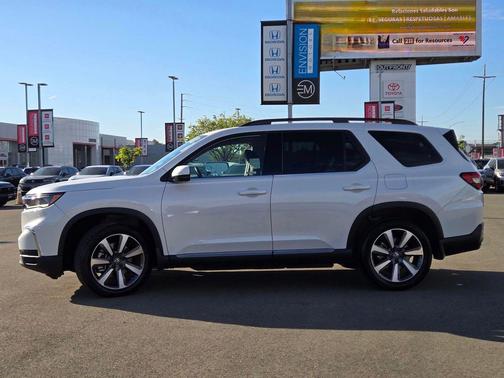 Platinum White Pearl 2024 Honda Pilot Touring 8-Passenger