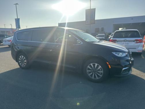 2023 Chrysler Pacifica Hybrid Touring L