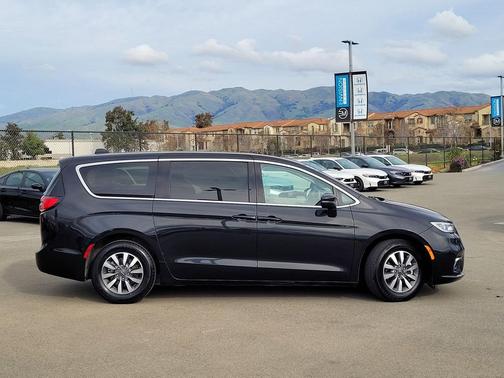 2023 Chrysler Pacifica Hybrid Touring L