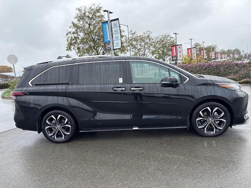 2025 Toyota Sienna Platinum