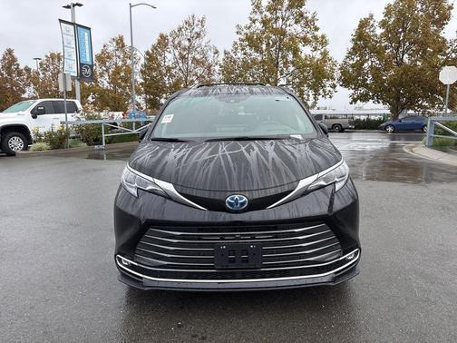 2025 Toyota Sienna Platinum