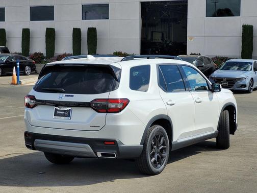 2025 Honda Pilot Touring 8-Passenger