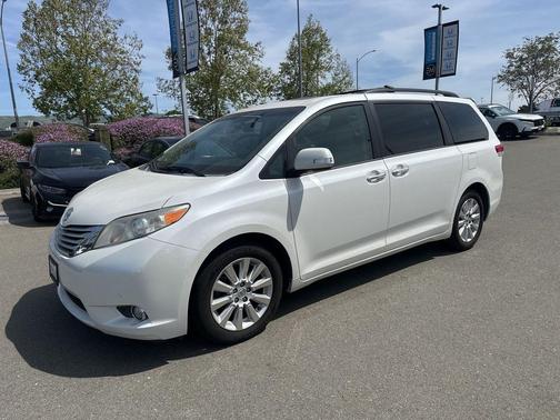 Blizzard Pearl 2014 Toyota Sienna Limited