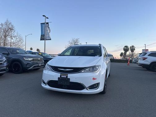2018 Chrysler Pacifica Hybrid Limited