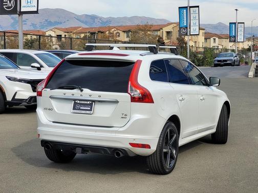 2016 Volvo XC60 T6 Drive-E R-Design