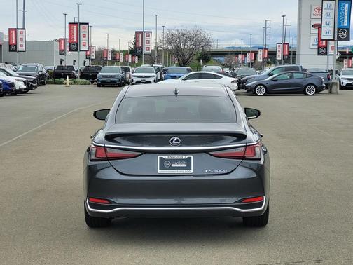 2022 Lexus ES 300h Base