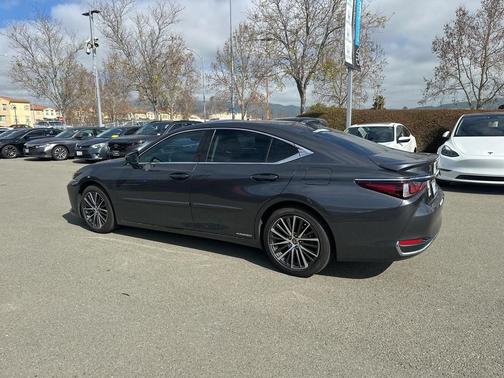 2022 Lexus ES 300h Base