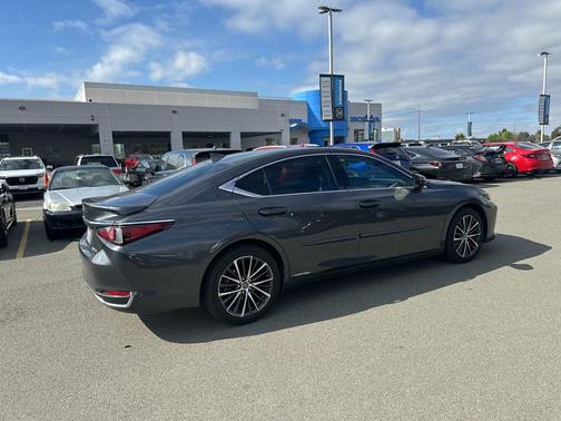 2022 Lexus ES 300h Base