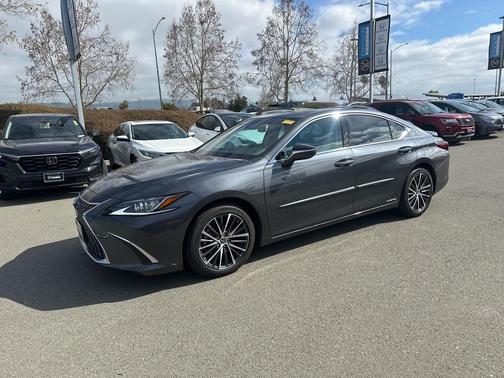 2022 Lexus ES 300h Base