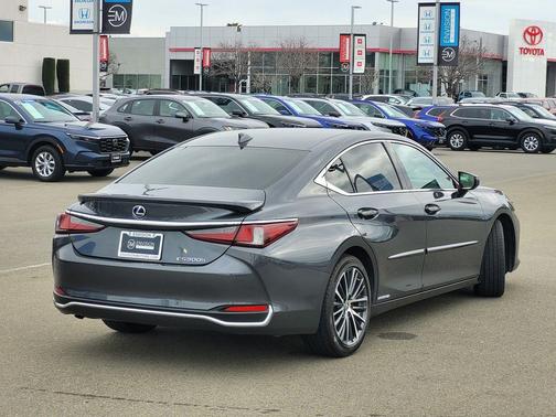 2022 Lexus ES 300h Base