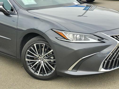 2022 Lexus ES 300h Base