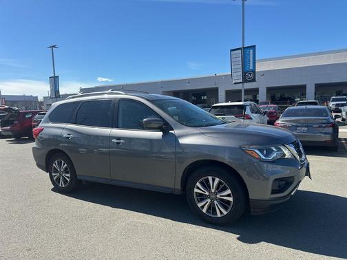 2018 Nissan Pathfinder SV