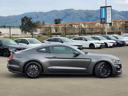 2017 Ford Shelby GT350 Base