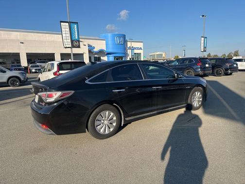 2017 Hyundai SONATA Hybrid SE