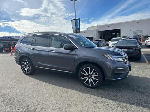 2022 Honda Pilot Touring 8-Passenger
