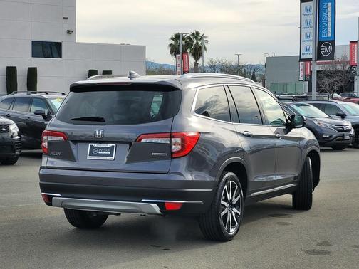 2022 Honda Pilot Touring 8-Passenger