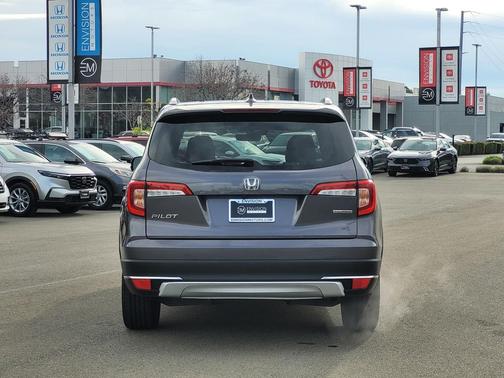 2022 Honda Pilot Touring 8-Passenger