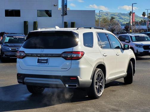 2025 Honda Pilot Touring 8-Passenger