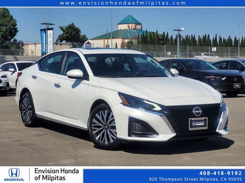 Pearl White Tricoat 2023 Nissan Altima 2.5 SV