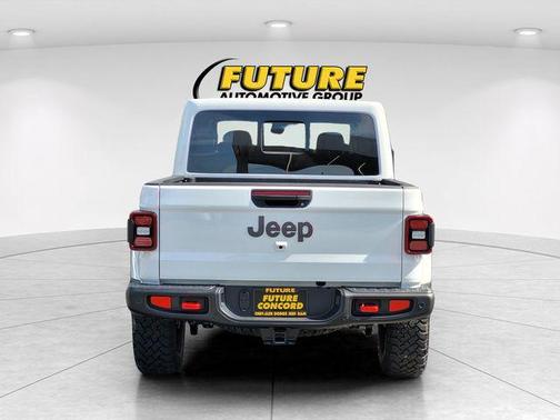 Bright White Clearcoat 2026 Jeep Gladiator Rubicon