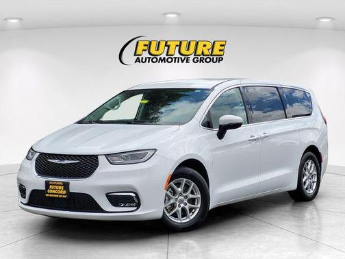 Bright White Clearcoat 2023 Chrysler Pacifica Touring L