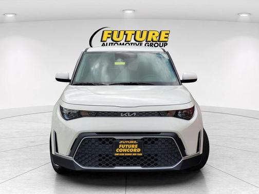 White 2025 Kia Soul LX