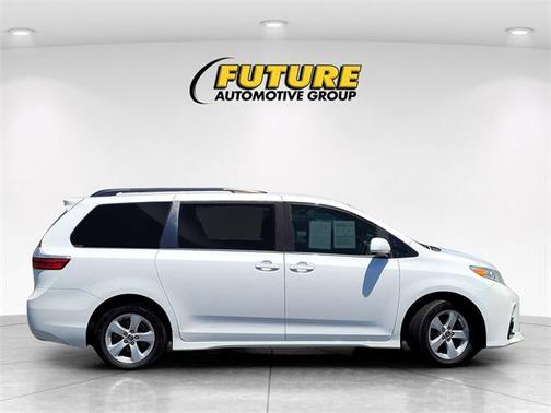 2019 Toyota Sienna LE