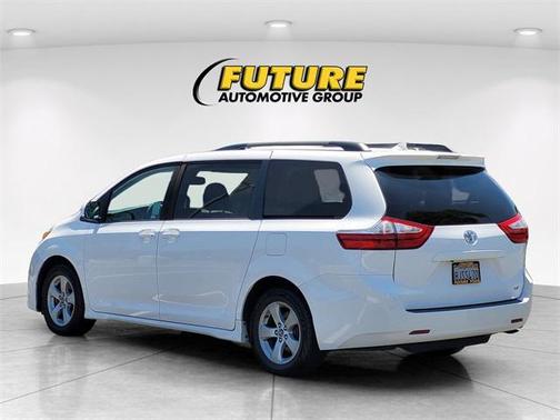 2019 Toyota Sienna LE