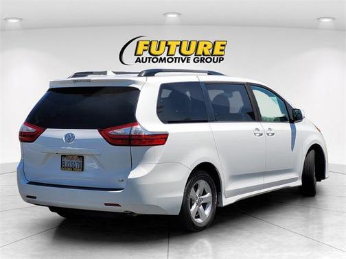 2019 Toyota Sienna LE