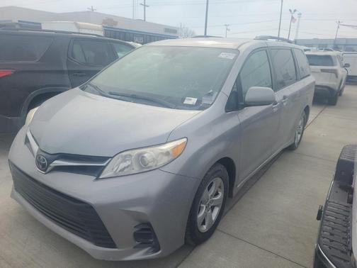 2018 Toyota Sienna LE