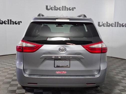 2018 Toyota Sienna LE