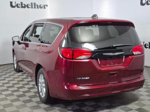 2022 Chrysler Voyager LX