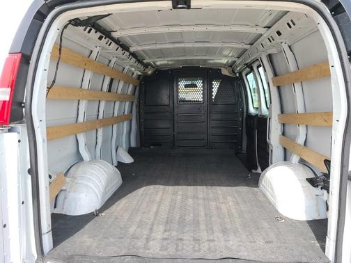 Photo 5 of 14 of 2020 GMC Savana 2500 Work Van