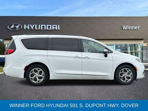 Bright White Clearcoat 2023 Chrysler Pacifica LIMITED