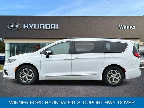 Bright White Clearcoat 2023 Chrysler Pacifica LIMITED