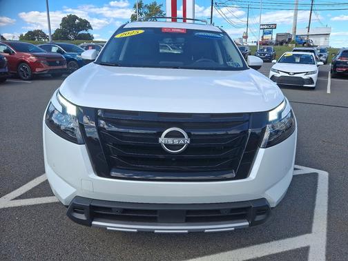 2025 Nissan Pathfinder SL