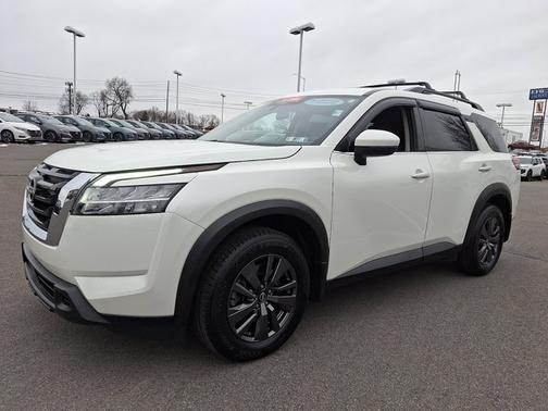 2022 Nissan Pathfinder SV