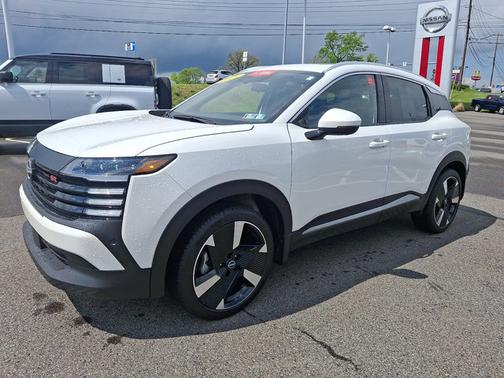 Aspen White Tri 2025 Nissan Kicks SR