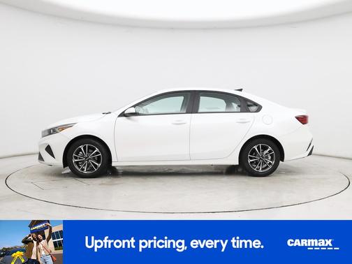 White 2024 Kia Forte LXS