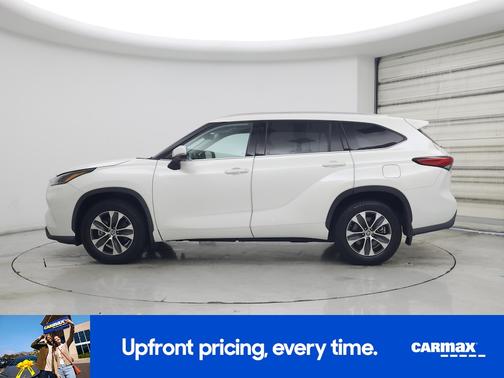 White 2021 Toyota Highlander XLE