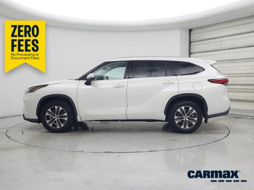 White 2021 Toyota Highlander XLE