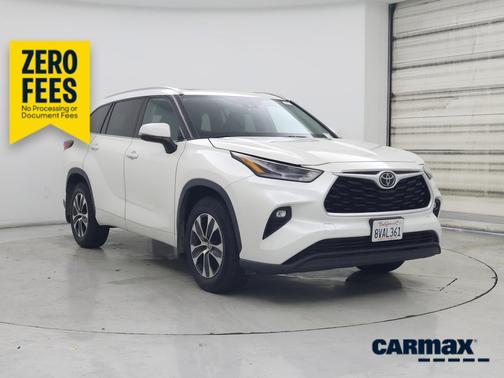 White 2021 Toyota Highlander XLE