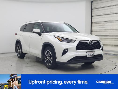 White 2021 Toyota Highlander XLE