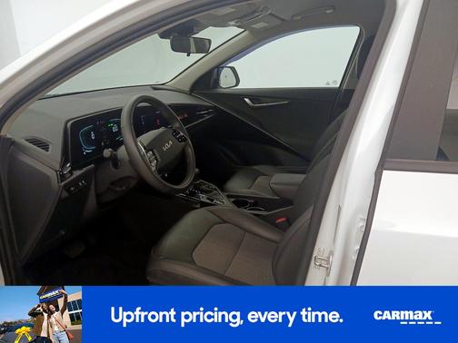 White 2023 Kia Niro EX