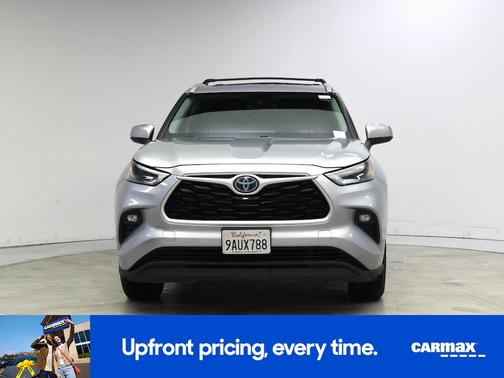 Silver 2022 Toyota Highlander Hybrid XLE