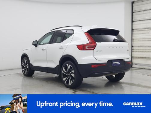 2025 Volvo XC40 B5 Plus Dark Theme