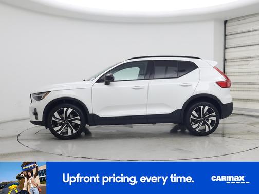 2025 Volvo XC40 B5 Plus Dark Theme