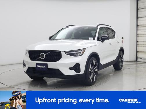 2025 Volvo XC40 B5 Plus Dark Theme